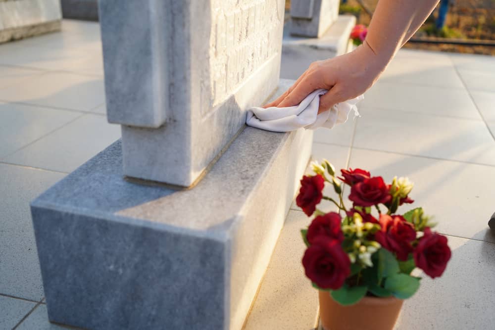 entretien d'une sepulture Nettoyage d'une sepulture